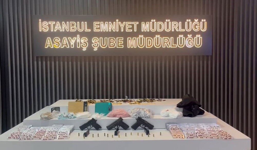 Avcılar'da bir kuyumcuyu soyan yüzü maskeli iki şahıs, polis tarafından