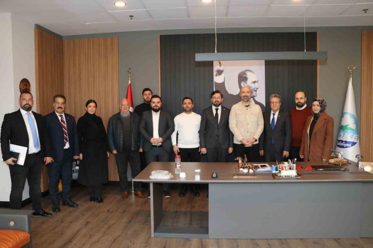 Aydın Gazeteciler Cemiyeti Başkanı Erman Çetin, yönetim kurulu üyeleriyle birlikte