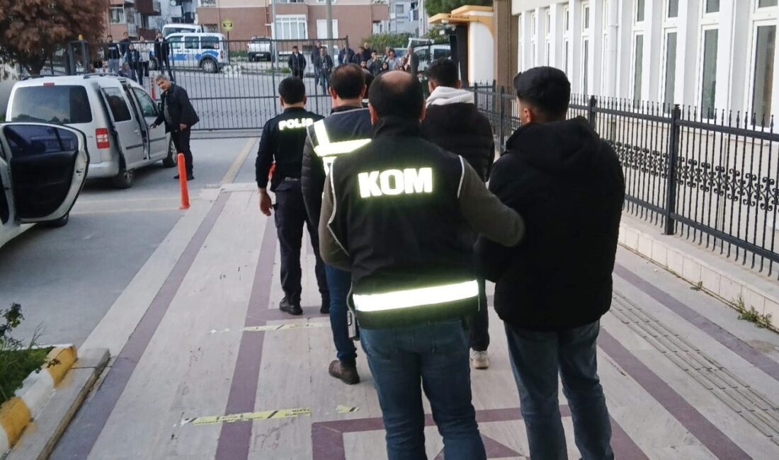 Söke’de Silahlı Eylem Gerçekleştiren Üç Şüpheli Tutuklandı Aydın'ın Söke ilçesinde, KOM Şube Müdürlüğü ekiplerince gerçekleştirilen operasyonda, silahlı