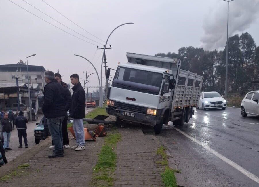 Aydın'ın Köşk ilçesinde 09 AFN 526 plakalı kamyon direksiyon hakimiyetini