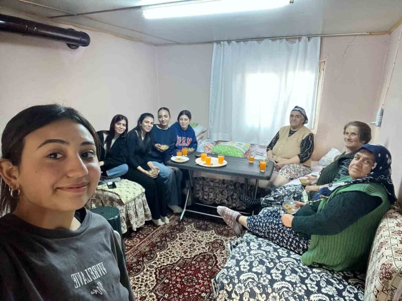 Aydın Sultanhisar'daki Atça Meslek Yüksek Okulu öğrencileri, "Kış üşütür, iyilik