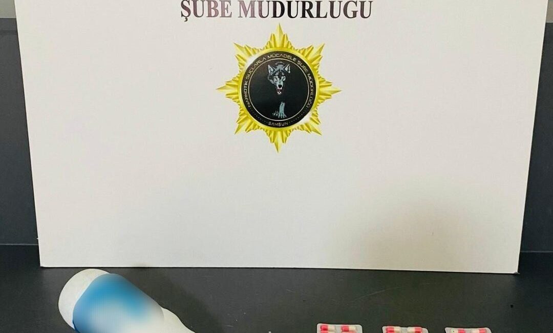 Samsun’da Ayran Şişesine Gizlenmiş Uyuşturucu Madde Ele Geçirildi Samsun’un İlkadım ilçesinde yapılan narkotik operasyonunda, 58 yaşındaki M.S.’nin evinde
