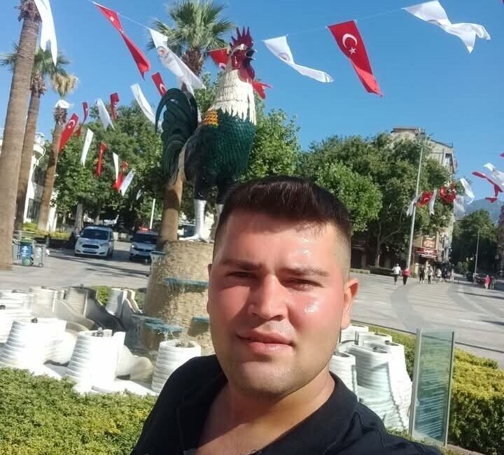 Motosiklet kazasında ağır yaralanan genç, hastanede yaşamını yitirdi Manisa'nın Alaşehir ilçesinde, 26 yaşındaki Zekeriya Özsarı, hasta babaannesini ziyaret