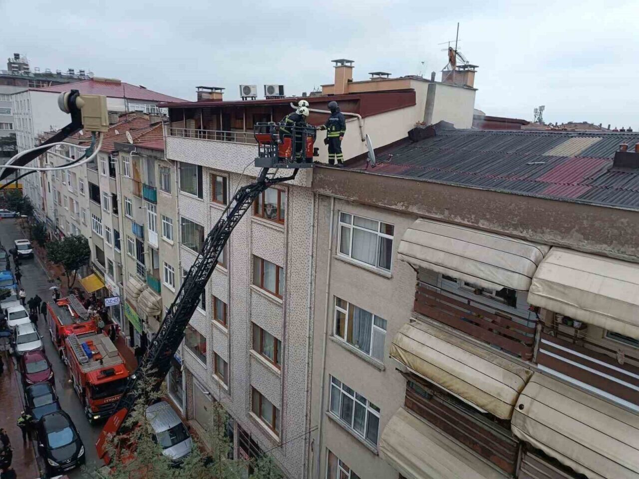 Samsun'un İlkadım ilçesindeki bir apartmanın bacasından çıkan duman paniğe yol