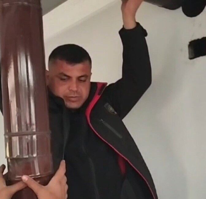Osmaniye’de soba borusuna sıkışan yavru köpek itfaiye tarafından kurtarıldı Osmaniye'de bir evin bacasına düşen yavru köpek, itfaiye ekipleri tarafından