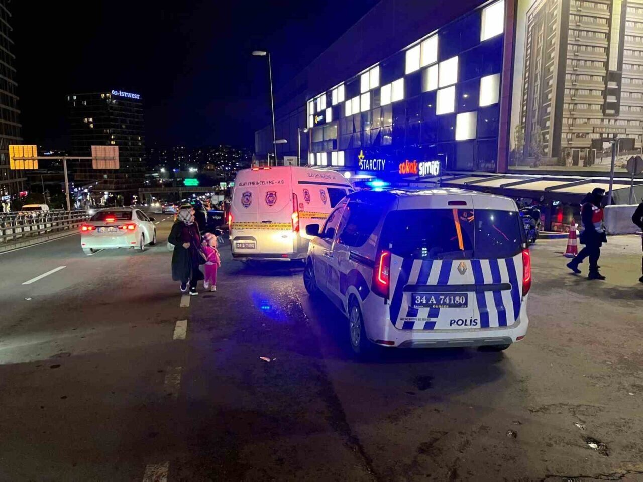 İstanbul Bahçelievler'de, K.Ö. motosikletini park ederken kimliği belirsiz kişilerce silahlı