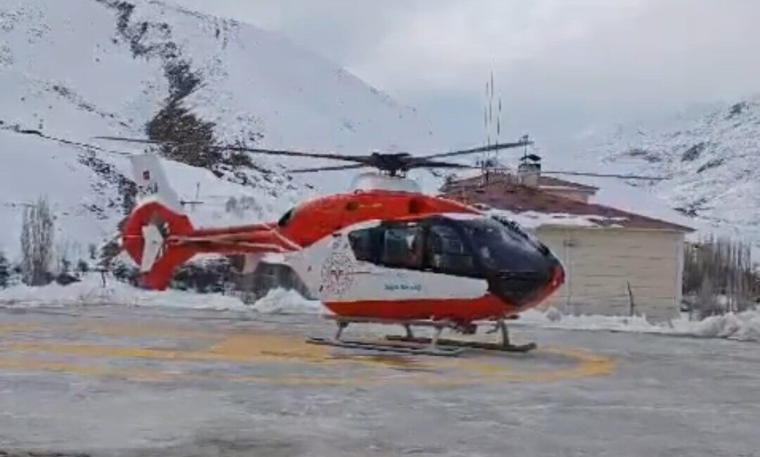 Van Bahçesaray’da Hamile Kadın, İleri Tedavi İçin Helikopterle Hastaneye Sevk Edildi Van'ın Bahçesaray ilçesinde bir hamile kadın, durumunun aciliyeti nedeniyle helikopter