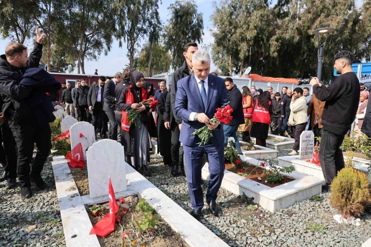 Hatay'da, 6 Şubat 2023'teki depremde hayatını kaybedenlerin anısına düzenlenen ziyarette