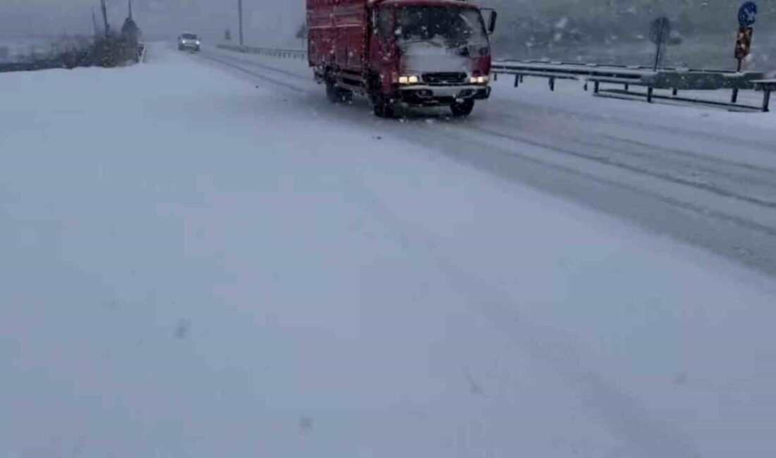 Balıkesir-Susurluk Yolunda Tırın Kayması Trafiği Olumsuz Etkiledi Balıkesir-Susurluk yolu Şamlı Mahallesi civarında bir tırın kayması, trafiği etkileyerek