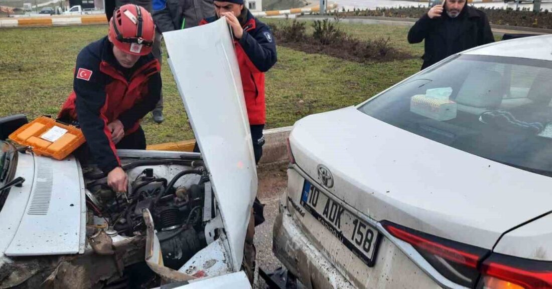 Balıkesir’de ışıkta duran araca çarpan otomobilde hasar meydana geldi. Balıkesir'de Gönen-Bandırma yolu üzerindeki ışıklarda 41 GK 702 plakalı araç,
