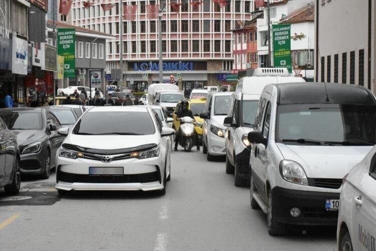 Balıkesir'de ocak ayı itibarıyla trafiğe kayıtlı araç sayısı 644.251 oldu.