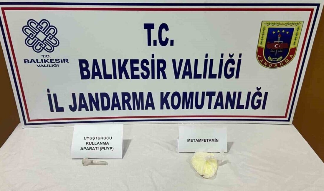 Balıkesir’de Jandarma ekipleri uyuşturucu operasyonunda iki kişiyi yakaladı Balıkesir'in Altıeylül ilçesinde, jandarma ekiplerinin düzenlediği uyuşturucu operasyonunda İ.A. (35)