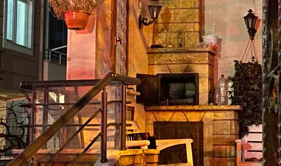 Kocaeli’de balkonda mangal yaparken çıkan yangın, evin çatısını alev alev sardı Kocaeli'nin Körfez ilçesinde balkonunda mangal yakan bir aile, dumanı fark