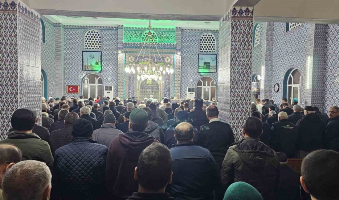 Bandırma’da Ramazan Ayının Başlaması ile İlk Teravih Namazı Kılındı Balıkesir'in Bandırma ilçesinde Ramazan ayının başlangıcıyla birlikte ilk teravih namazı,