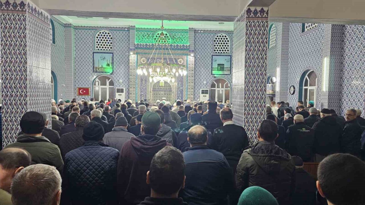 Balıkesir'in Bandırma ilçesinde Ramazan ayının başlangıcıyla birlikte ilk teravih namazı,
