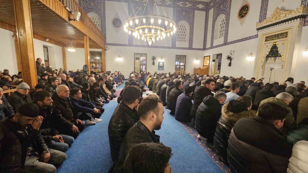 Bandırma'da Berat Kandili, yedi camide düzenlenen çeşitli etkinliklerle kutlandı. Bandırma