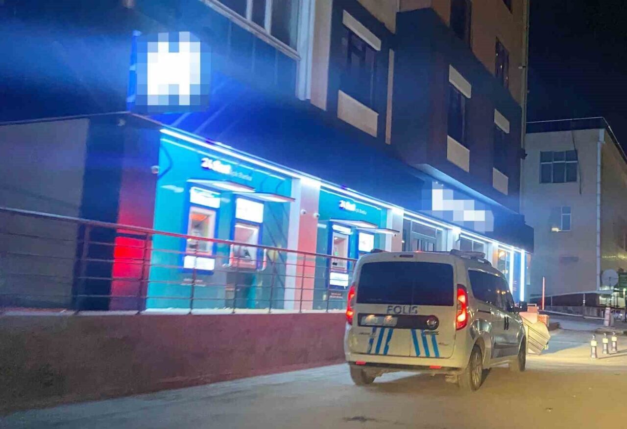 Aksaray'da Ereğlikapı Mahallesi’ndeki bir bankada çalan alarm paniğe neden oldu.