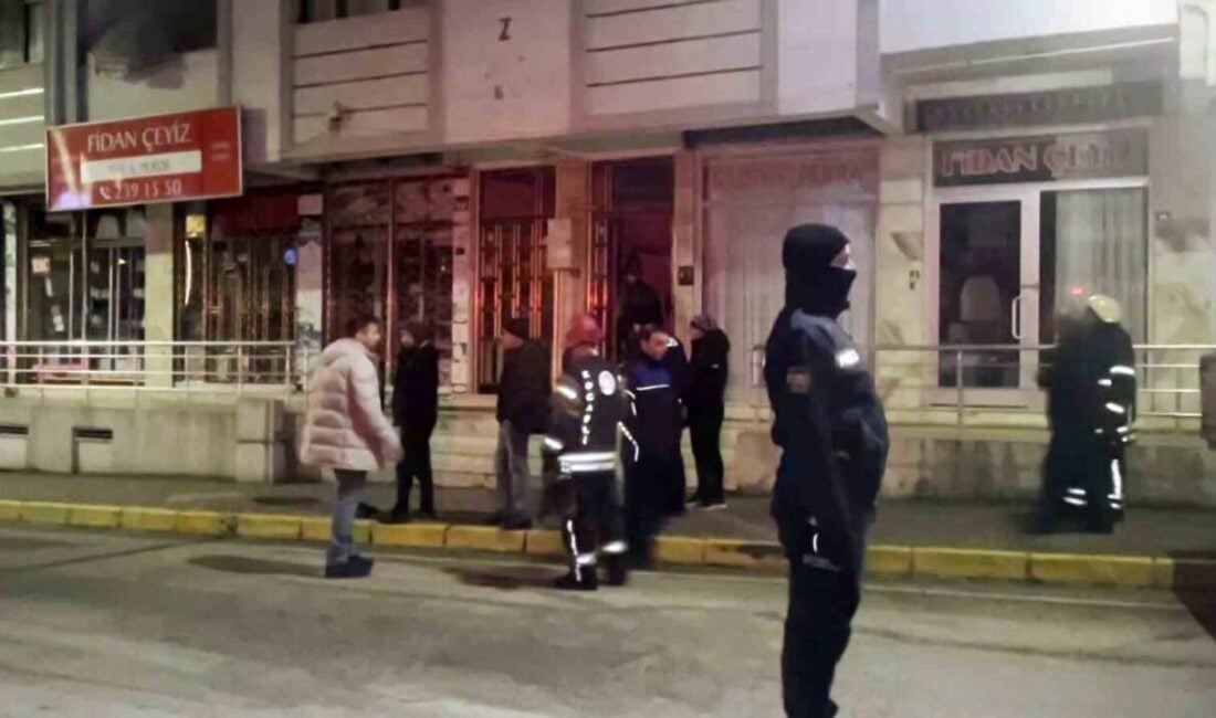 Kocaeli'nin Derince ilçesindeki 5 katlı bir binanın 2. katındaki evin