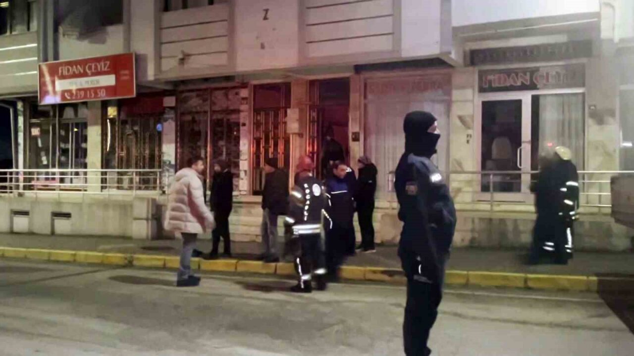 Kocaeli'nin Derince ilçesindeki 5 katlı bir binanın 2. katındaki evin