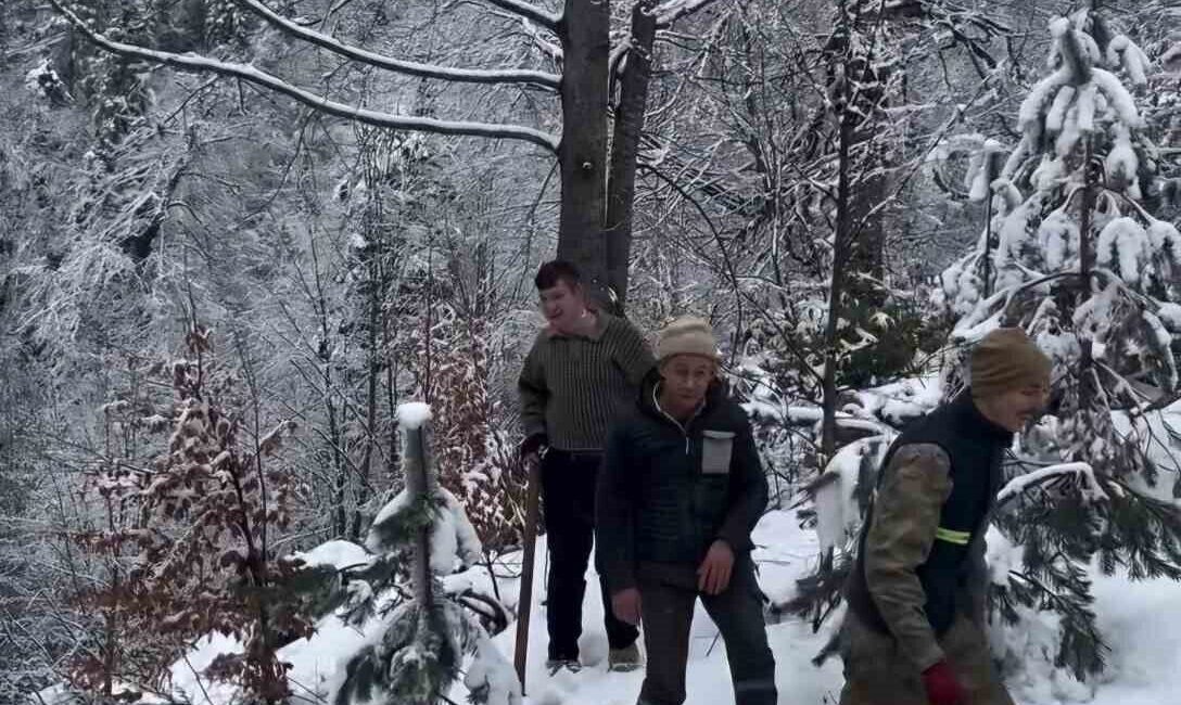 Bartın’da Kar Yağışı Yüksek Kesimlere Ulaştı, Etkileri Gözler Önüne Serildi Meteoroloji’nin uyarıları sonrası Bartın’ın yüksek kesimlerinde sabah saatlerinden itibaren kar