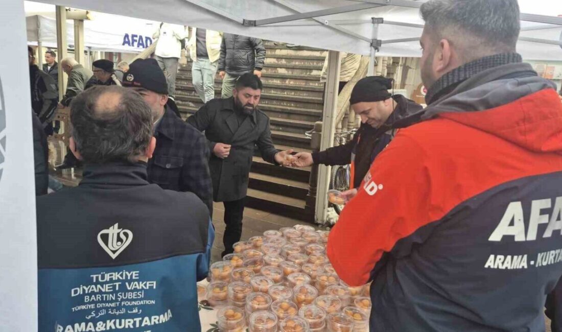 Bartın’da Kahramanmaraş depremlerinin yıldönümünde lokma ve bilgi dağıtımı yapıldı. Bartın'da, Kahramanmaraş depremlerinin 2. yıldönümünde 6 Şubat 2023'te Şadırvan Camii'nde