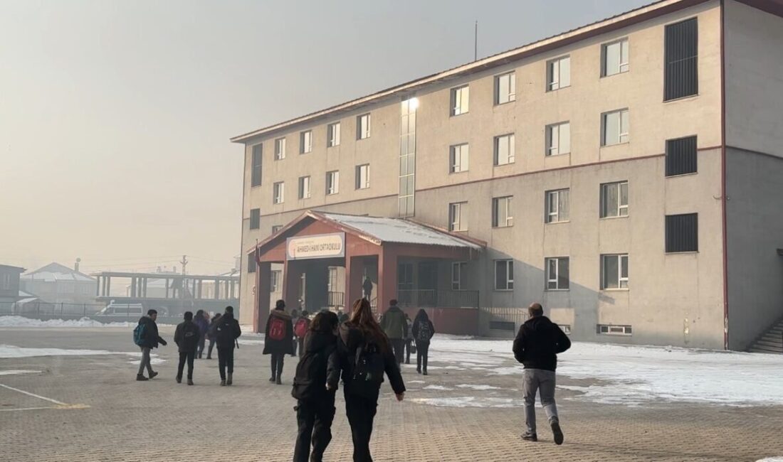 Yüksekova’da Başıboş Köpeklerin Saldırısı Sonucu Hayatını Kaybeden 12 Yaşındaki Öğrencinin Okulunda Matem Var Hakkari'nin Yüksekova ilçesinde başıboş köpeklerin saldırısında hayatını kaybeden 12 yaşındaki