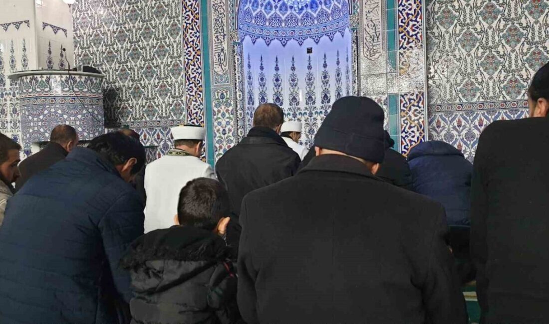 Başkale’de Berat Kandili’nde Camiler Dolu, Dualar Havada Uçuştu Van'ın Başkale ilçesinde Berat Kandili dolayısıyla düzenlenen etkinlikte Merkez Yeni