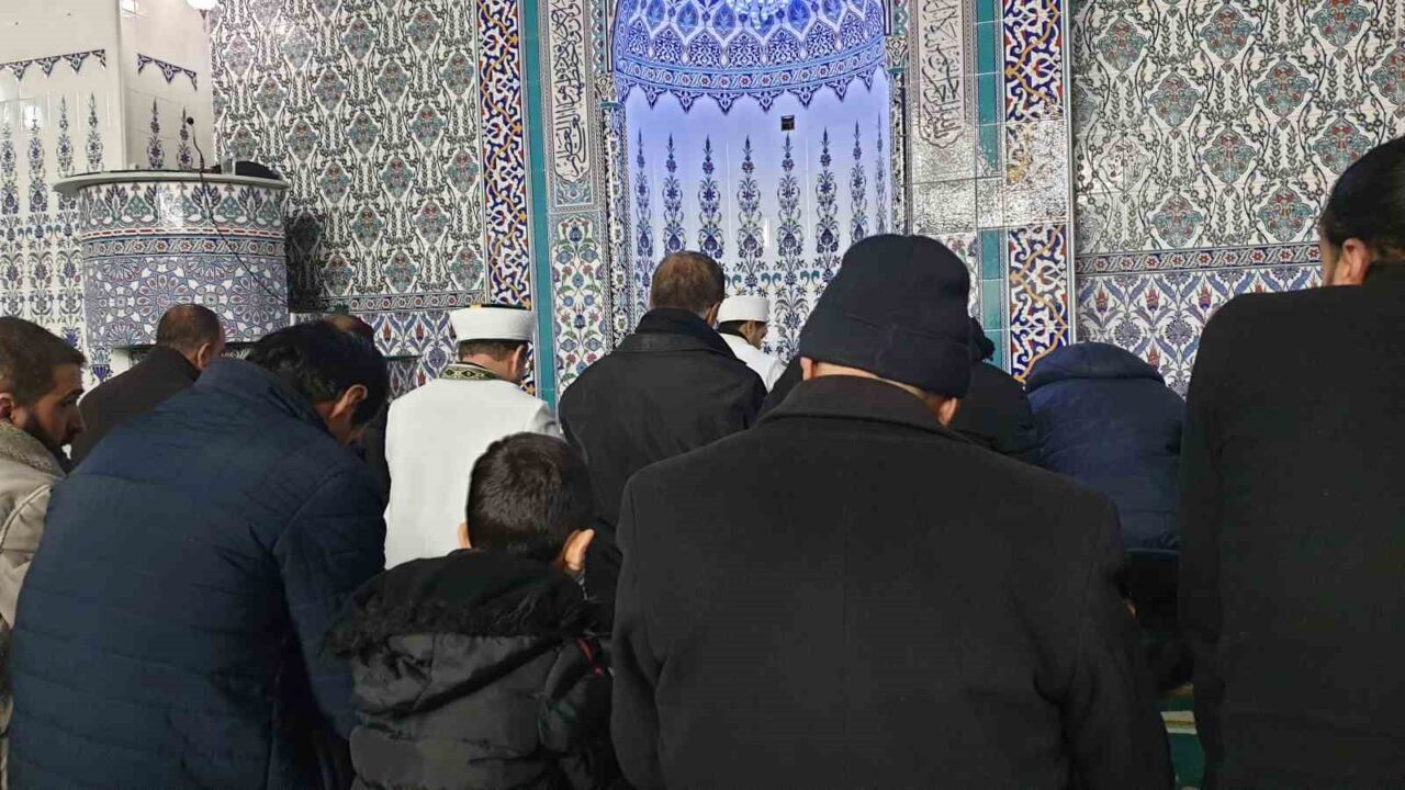 Van'ın Başkale ilçesinde Berat Kandili dolayısıyla düzenlenen etkinlikte Merkez Yeni