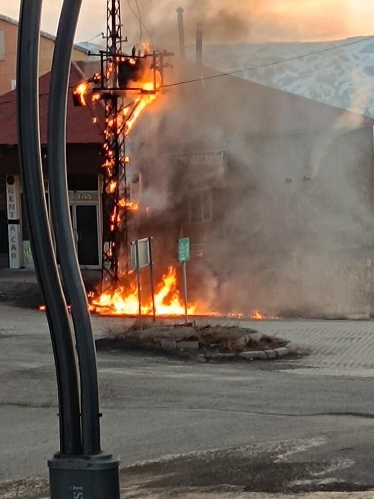 Van'ın Başkale ilçesinde sabah saatlerinde bir elektrik direğinde yangın meydana