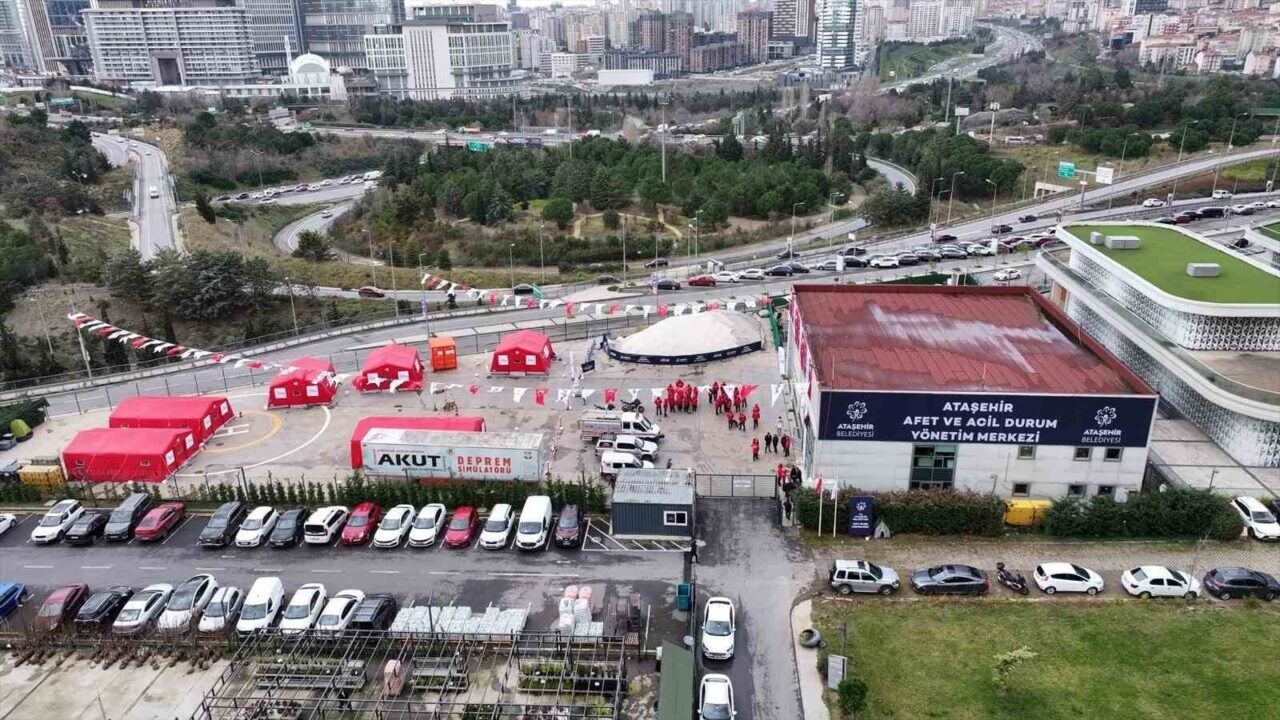Ataşehir'de, 6 Şubat depremlerinin yıl dönümünde düzenlenen anma programında Başkan