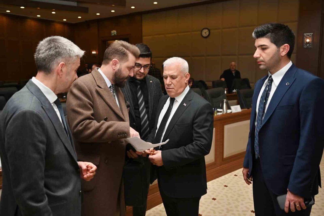 Bursa Büyükşehir Belediye Başkanı Mustafa Bozbey, Meclis toplantısında öğrencilere süt