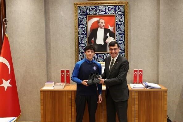 Kütahya Belediye Başkanı Eyüp Kahveci, Genç Güreşçi Said Ada’nın Şampiyonluğunu Kutladı Kütahya Belediye Başkanı Eyüp Kahveci, Türkiye genelinde düzenlenen şampiyonada birinci