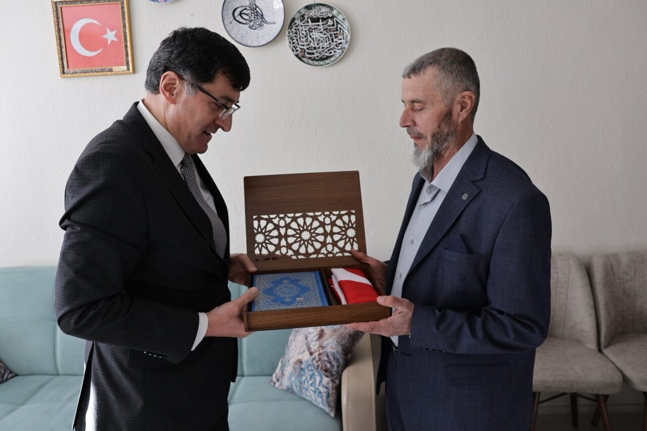 Kütahya Belediye Başkanı Eyüp Kahveci, şehit Uzman Onbaşı Selman Çelik'in