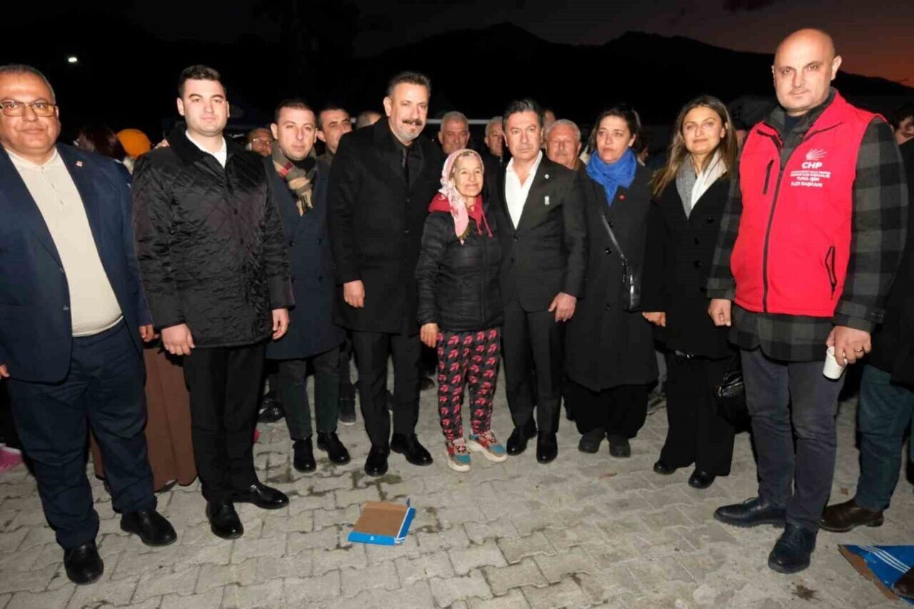 Bodrum Belediye Başkanı Tamer Mandalinci, 6 Şubat 2023'te Hatay'da depremzedelerle