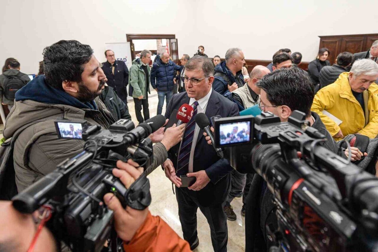 İzmir Büyükşehir Belediye Başkanı Dr. Cemil Tugay, olası depremlere karşı