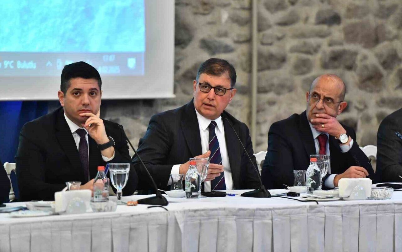 İzmir Büyükşehir Belediye Başkanı Dr. Cemil Tugay, riskli binaların yenilenmesi