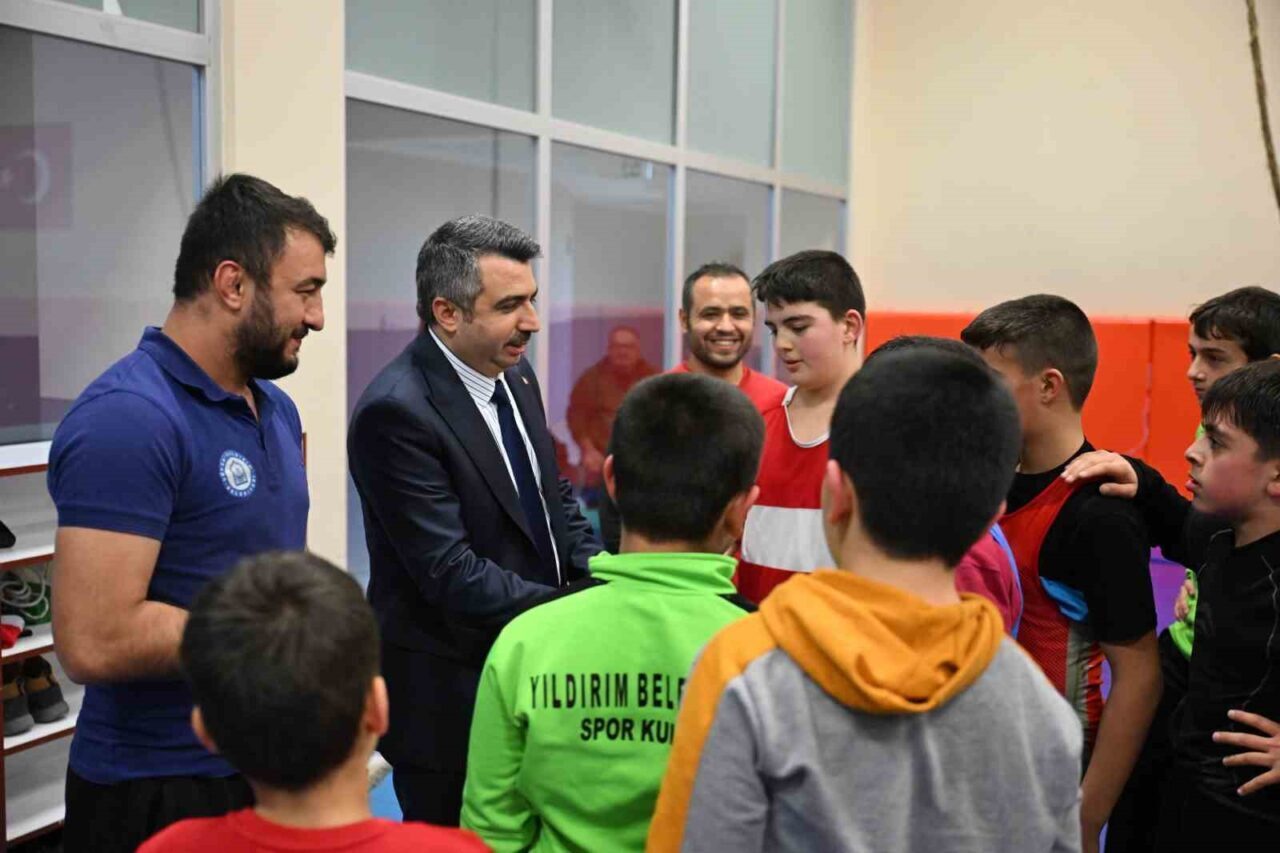 Yıldırım Belediyesi, Kış Spor Okulları kapsamında 250 sporcuyu güreş eğitimiyle