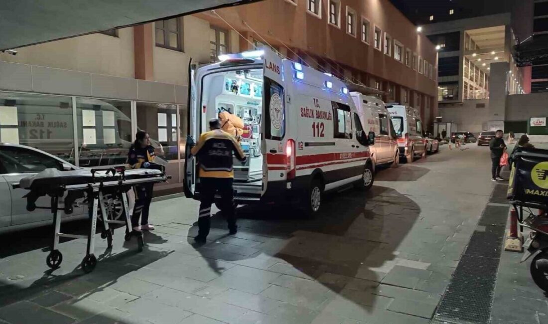 Batman’da iki grup arasında çıkan bıçaklı kavgada 20 yaşındaki bir genç ağır yaralandı. Batman'da İloh Mahallesi'nde iki grup arasında çıkan bıçaklı kavgada 20