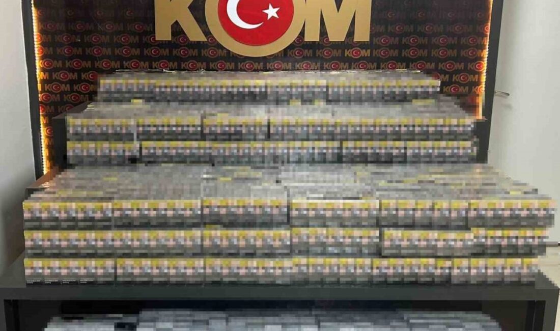 Batman’da polisin dur ihtarına uymayan araçta 8 bin paket kaçak sigara bulundu Batman'da, kaçakçılık önleme çalışmalarında durdurulmak istenen araç polisin "dur" ihtarına