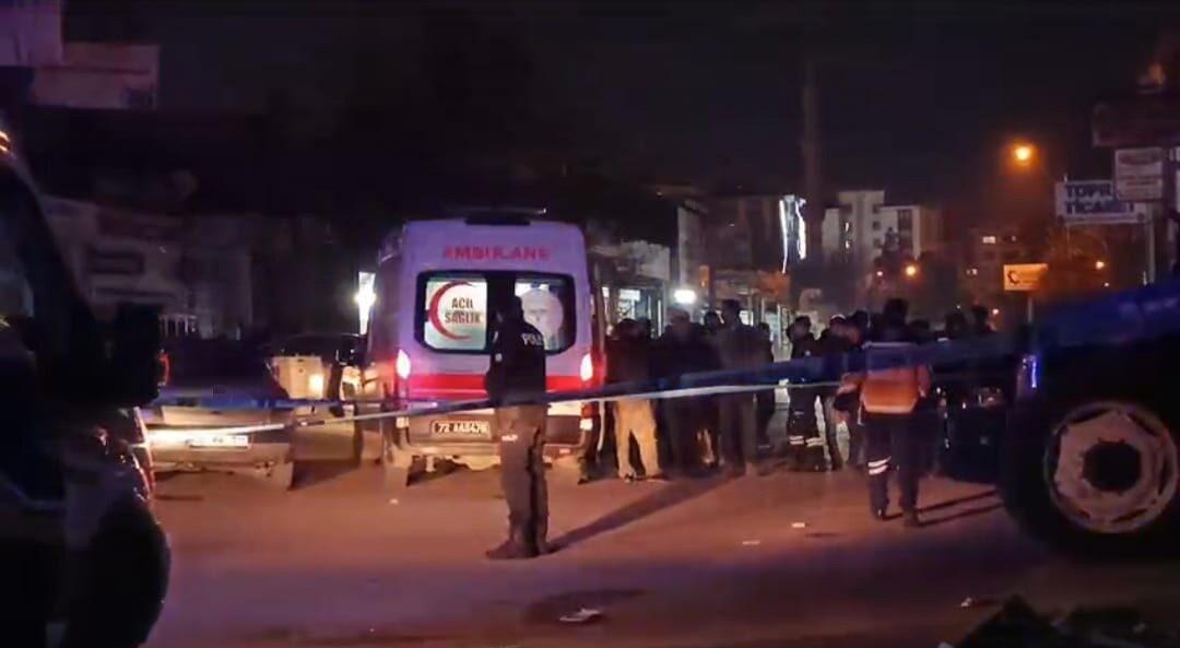 Batman’da motosikletle sanayi sitesine giren iki şüpheli, rastgele ateş açarak 3 kişiyi yaraladı. Batman'da sanayi sitesine motosikletle giren iki kişi rastgele ateş açarak