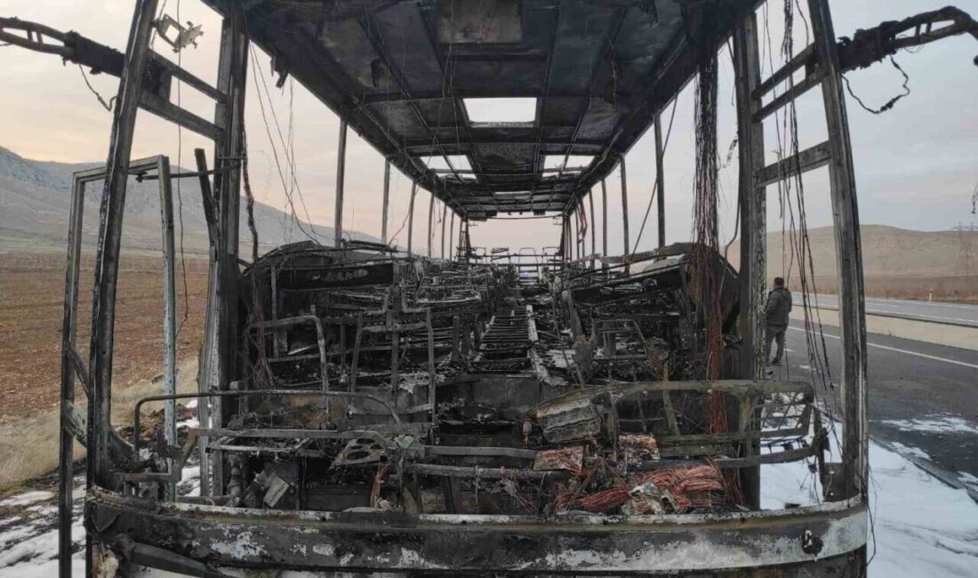 Batman Hasankeyf Yolunda Motoru Yanan Otobüs Kullanılamaz Hale Geldi Batman Hasankeyf kara yolunda seyir halindeki yolcu otobüsü, motor kısmında
