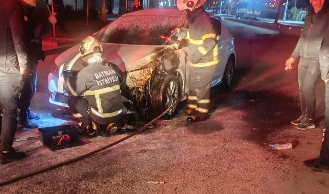 Batman’da Motor Kısmından Duman Çıkan Araç Alev Alev Yandı Batman'da Turgut Caddesi'nde seyir halindeki 33 AVR 930 plakalı otomobil