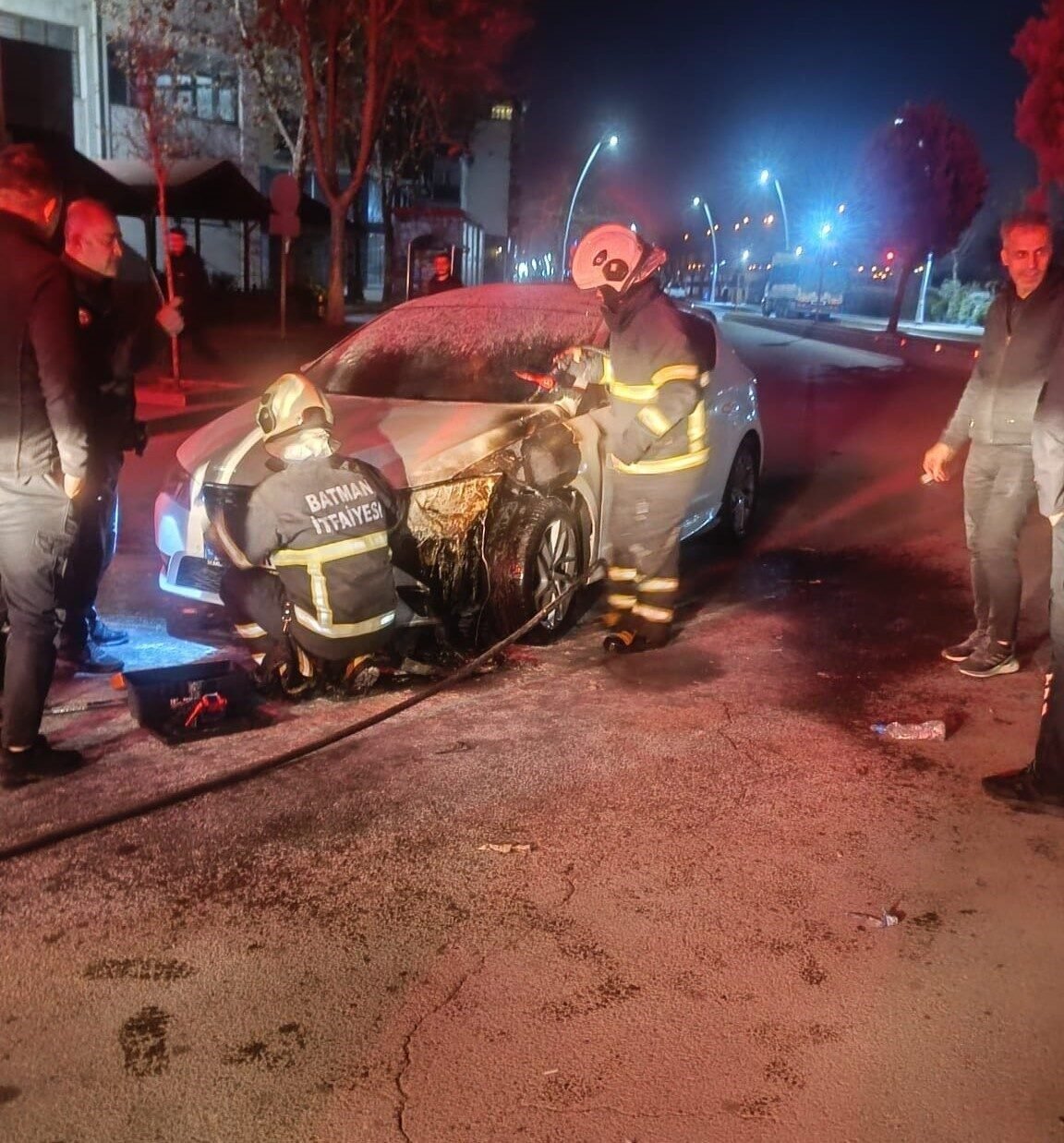 Batman'da Turgut Caddesi'nde seyir halindeki 33 AVR 930 plakalı otomobil