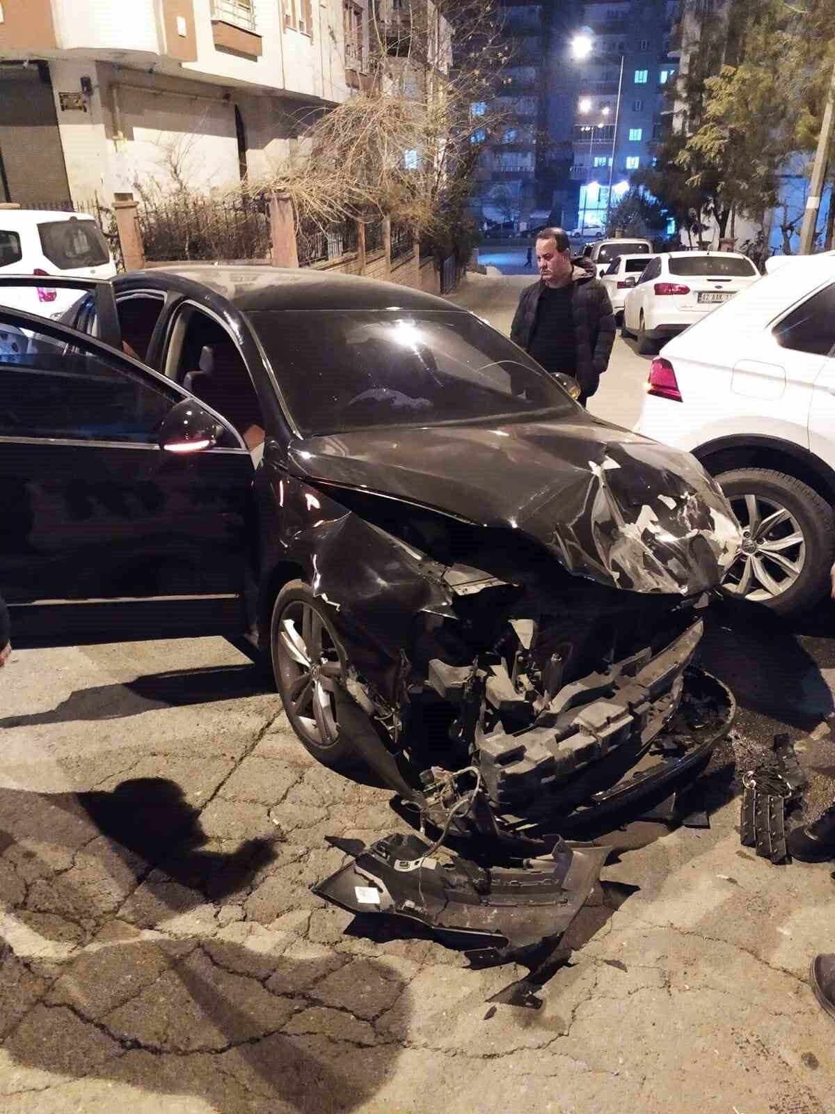 Batman Çamlıtepe Mahallesi'nde iki aracın çarpışması sonucunda 2 kişi yaralandı.