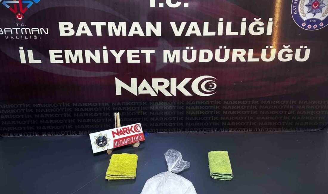 Batman’da Uyuşturucu Operasyonunda 2 Şahıs Tutuklandı Batman'da gerçekleştirilen uyuşturucu operasyonunda, 332 gram metamfetamin ele geçirilirken, gözaltına