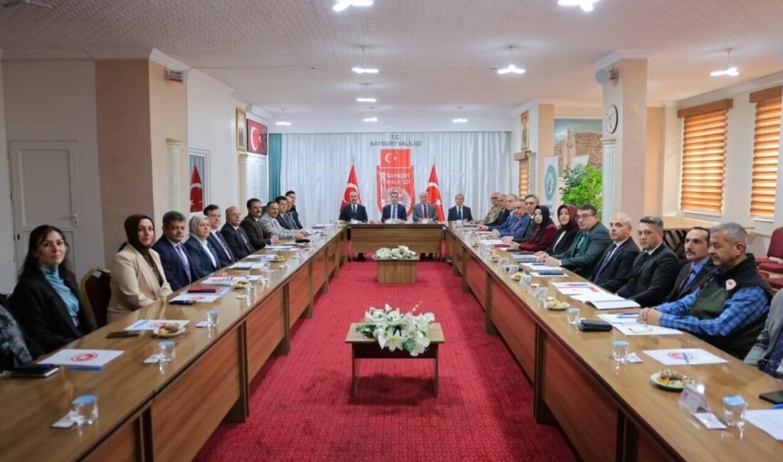 Aileyi Koruma ve Güçlendirme Vizyonu İçin Bilgilendirme Toplantısı Bayburt’ta Yapıldı Bayburt'ta, 2025 Aile Yılı programı çerçevesinde 'Ailenin Korunması ve Güçlendirilmesi