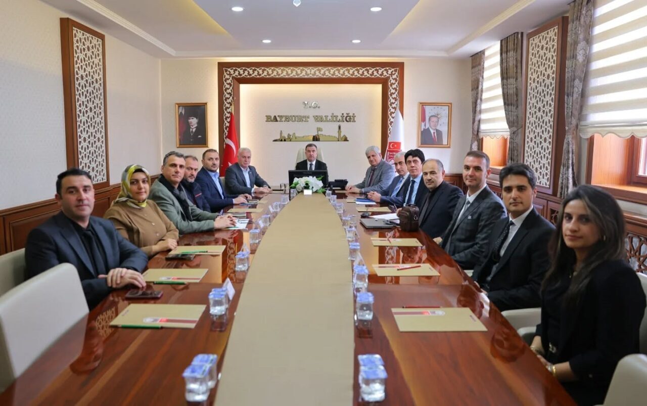Bayburt Valisi Mustafa Eldivan, Aras Elektrik ile bir toplantı düzenleyerek,