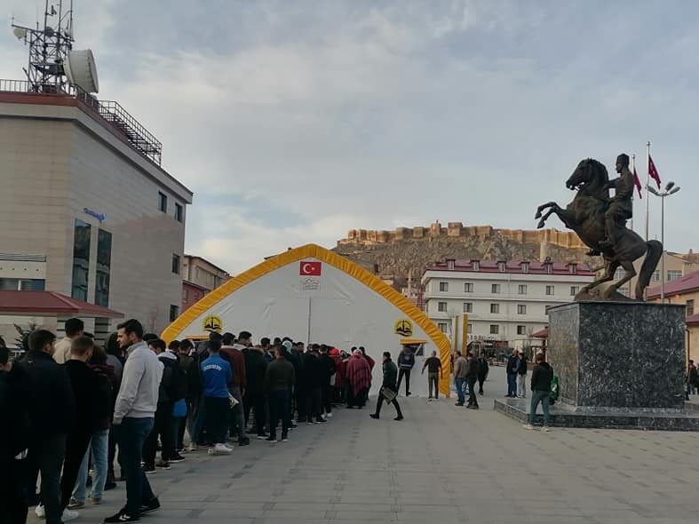 Bayburt’ta Hava Koşulları Nedeniyle Geleneksel İftar Çadırı Kurulmayacak, Eski Halk Eğitim Merkezi İftar Adresi Olacak Bayburt'ta her yıl düzenlenen iftar çadırı bu sezon olumsuz hava