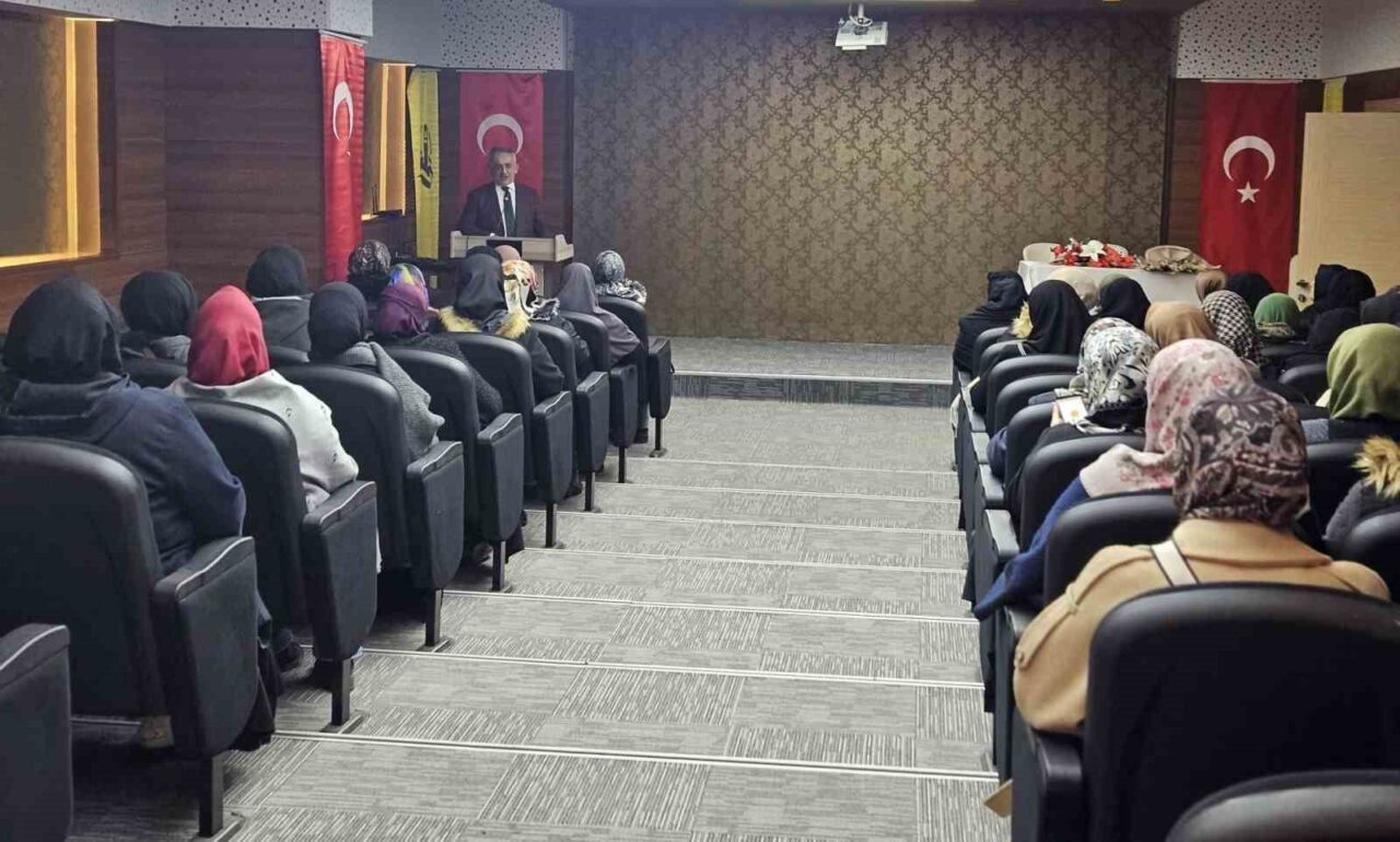 Bayburt'ta Müftülük tarafından düzenlenen "Berat Kandili" konferansında İl Müftüsü Bayram