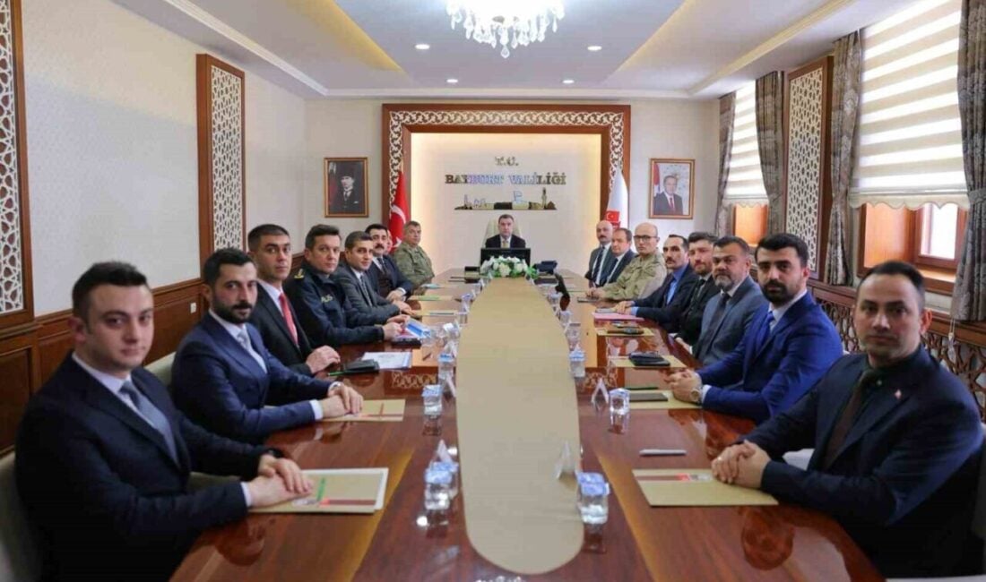 Bayburt’ta Güvenlik ve Asayiş Koordinasyon Toplantısı Gerçekleştirildi Bayburt Valisi Mustafa Eldivan'ın başkanlığında gerçekleştirilen 'Genişletilmiş İl Güvenlik ve